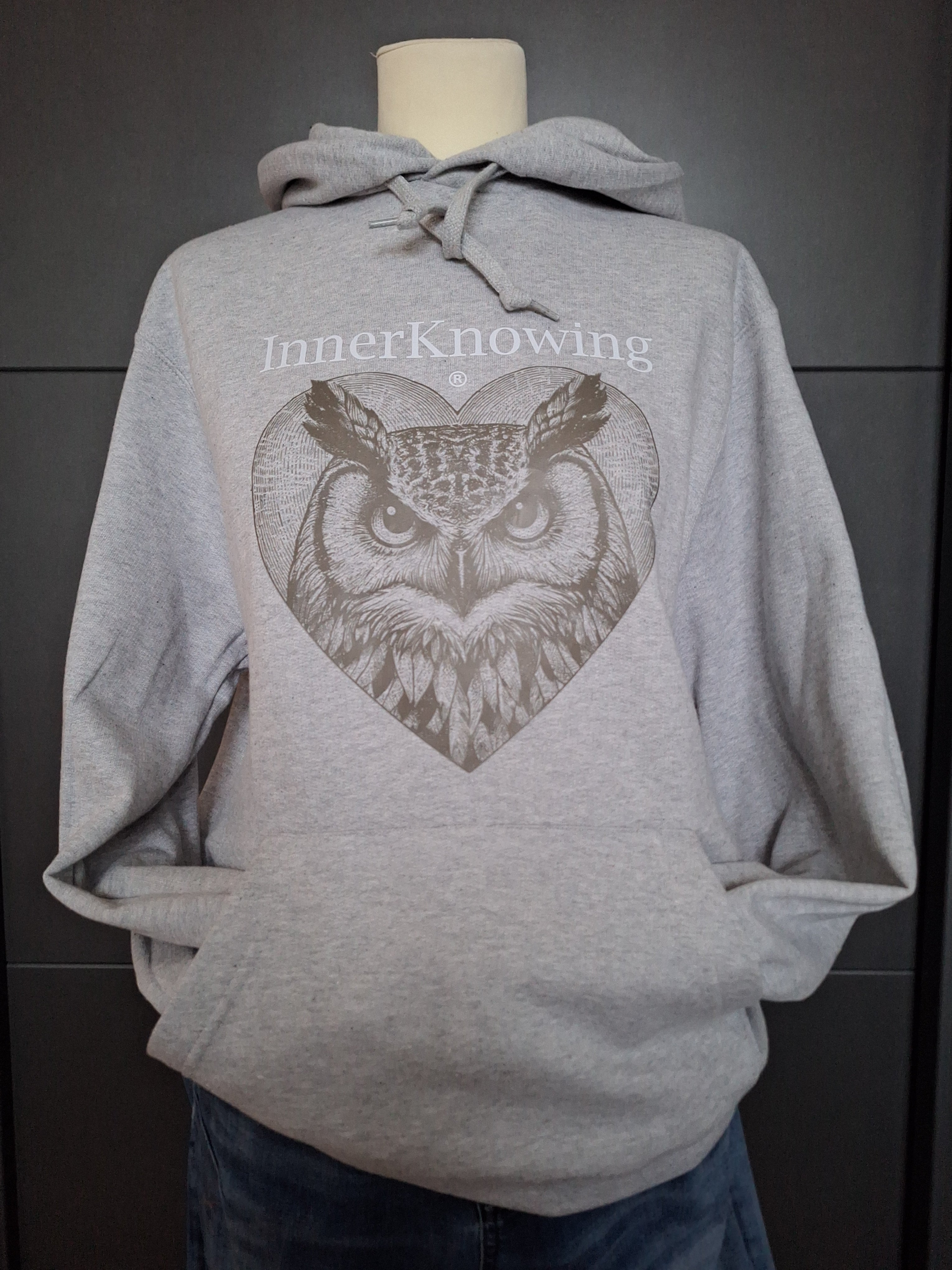 InnerKnowing Hoodie met antraciet/antraciet opdruk. LET OP de opdruk wijkt af van de foto!!!! De kleur van de opdruk is hetzelfde als die op het witte T-Shirt.